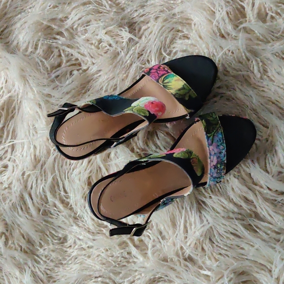 NWOT Chase+Chloe floral fabric wedges shoes size 8.5 - Picture 2 of 4